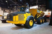 John Deere 460E - самый крупный сочлененный самосвал