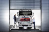 Mercedes-Benz постепенно рассекречивает новый Actros